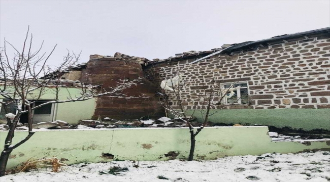 Kayseri'de yıldırım düşmesi sonucu hasar gören camide inceleme başlatıldı