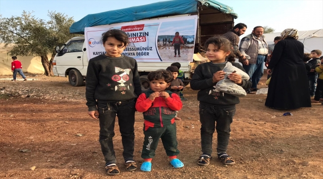 Kayseri'den gönderilen 4 bin 500 bot Kilis'teki kamplarda yaşayan çocukların ayağını ısıttı