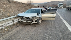 Kırıkkale'de otomobil bariyerlere çarptı: 2 yaralı