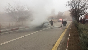 Kırıkkale'de seyir halindeki araçta çıkan yangın hasara neden oldu