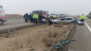 Kırşehir'de iki otomobil çarpıştı 5 kişi yaralandı