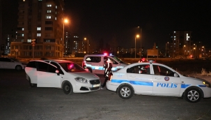 Kısıtlamayı ihlal eden genç, başka şüphelileri arayan polis ekibince yakalandı