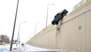 Konya'da bariyerlere çarpan pikap üst geçitte asılı kaldı