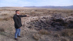 Konya'da kuruyan göl yatağındaki yanan toprak şaşırtıyor