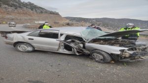 Konya'da otomobil yön levhasına çarptı: 3 yaralı