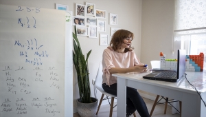 KORONAVİRÜSLE DEĞİŞEN HAYAT - Öğrencileri için mutfağını sınıfa, buzdolabını tahtaya, oyuncakları deney materyaline dönüştürdü