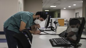 Kovid-19 yoğun bakım servisi çalışanları yeni yılı hastanede karşıladı