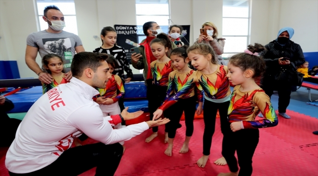 Milli cimnastikçi İbrahim Çolak, Nevşehir'de minik sporcularla bir araya geldi