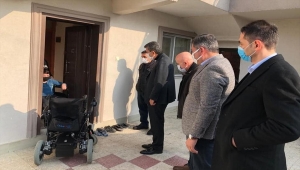 Nallıhan Belediyesi yürüme engelli çocuğa akülü tekerlekli sandalye hediye etti