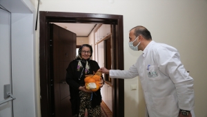 Niğde Belediyesinden Kovid-19 karantinasındaki vatandaşlara meyve desteği