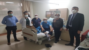 Niğde'de koronavirüs tedavisi gören emekli doktora doğum günü sürprizi