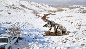 Şarampole yuvarlanan araçtakiler, Mamak Belediyesi ekiplerince kurtarıldı 