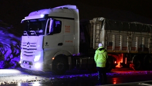 Sivas-Erzincan kara yolunda kar yağışı ve buzlanma