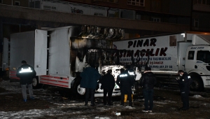 Sivas'ta açık otoparkta park halindeki nakliye kamyonu yandı