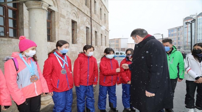 Sivas'ta başarılı kayakçılar Vali Ayhan'ı ziyaret etti