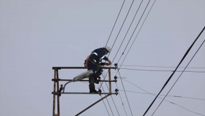 Sivas'ta kar yağışı ve fırtına nedeniyle elektrik direkleri devrildi 