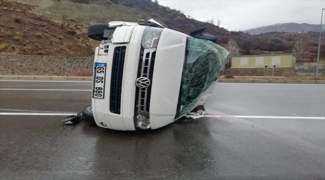 Sivas'ta minibüs devrildi: 5 yaralı 