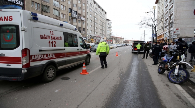 Sivas'ta motosikletin çarptığı kadın ağır yaralandı 