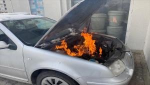 Sivas'ta park halindeki otomobilde çıkan yangını itfaiye ekipleri söndürdü