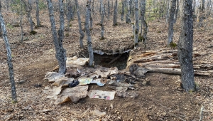 Sivas'ta PKK'lı teröristlerin barındığı sığınakta yaşam malzemeleri ele geçirildi