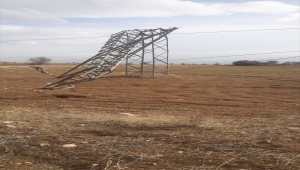 Sivas'ta rüzgar demir elektrik direklerini eğdi 