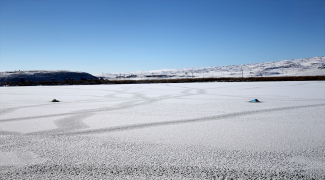 Sivas'ta soğuk hava şelaleyi ve göleti dondurdu