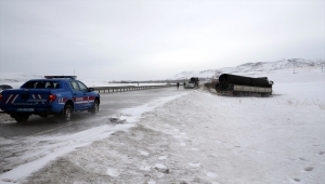 Sivas'ta tıra arkadan çarpan ambulanstaki hemşire öldü, şoför yaralandı