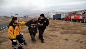 Sivas'ta tırın tankere çarpması sonucu çıkan yangın söndürüldü