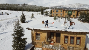 Sonsuz Şükran Köyü kar manzarasıyla ayrı güzelliğe büründü