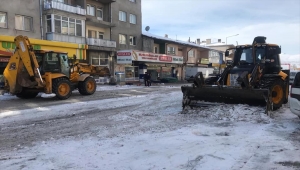 Ulaş'ta belediye ekipleri kar temizleme çalışmasına başladı