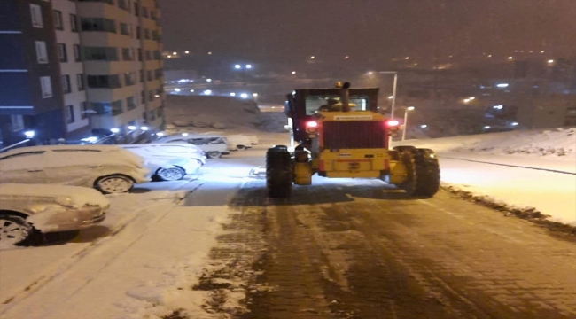Yahşihay Belediyesi ekipleri karla mücadele ediyor