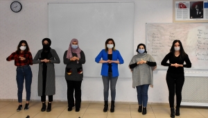 Yetiştirdiği kursiyerler, işitme engelli ve dilsizlere "tercüman" oluyor