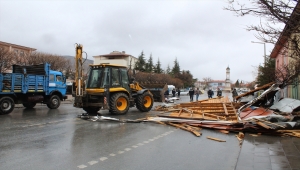Yunak'ta kuvvetli rüzgar etkili oldu