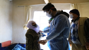 1950 rakımdaki eve zorlukla ulaşan ekibin aşı yaptığı yaşlı kadın duygu dolu anlar yaşadı