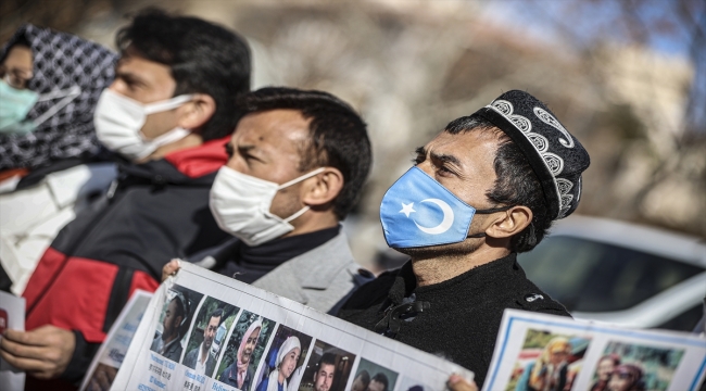 Ailelerinden haber alamayan Uygur Türkleri Çin Büyükelçiliği yakınında eylem yaptı