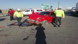 Aksaray'da ambulans ile otomobil çarpıştı: 5 yaralı