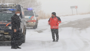 Aksaray Valisi Aydoğdu, karla mücadele eden ekipleri ziyaret etti