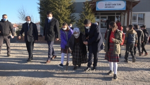 Bakan Selçuk'un "İstiklal Marşı" çağrısına destek veren asırlık çınar, öğrencilerin sevincine de ortak oldu