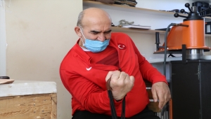 Bedensel engelli milli bilek güreşi sporcusu, mesleğinde engel tanımıyor