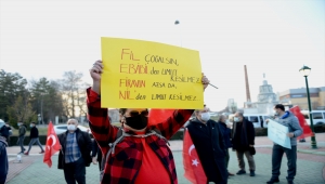 Boğaziçi Üniversitesi önünde Kabe fotoğrafının yere serilmesi Eskişehir'de protesto edildi