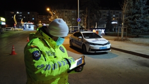 Çubuk'ta polisler sokağa çıkma kısıtlaması kapsamında denetim yaptı 