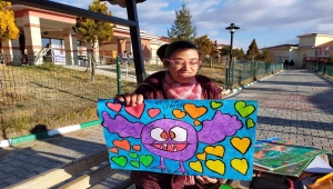 Engeli nedeniyle konuşma güçlüğü çeken Derya, hayvan ve doğa sevgisini resimlerle anlatıyor