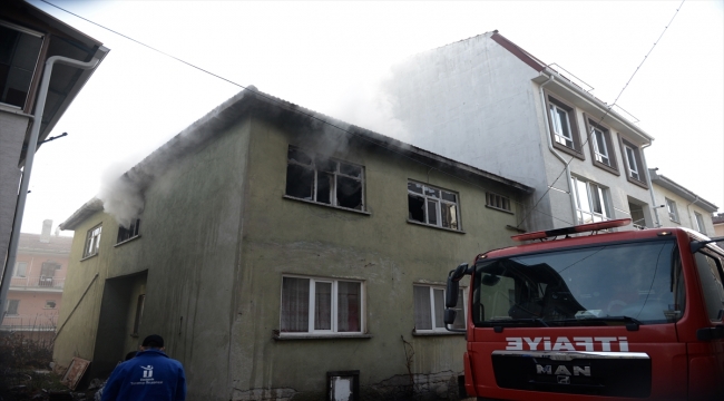 Eskişehir'de yangında dumandan etkilenen 4 kişiye olay yerinde müdahale edildi