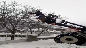 Güdül'de ağaçta mahsur kalan kuşu belediye ekipleri kurtardı