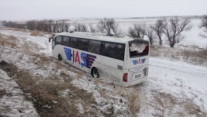 GÜNCELLEME - Konya'da yolcu otobüsü yol kenarındaki otomobile çarptı: 5 ölü, 38 yaralı