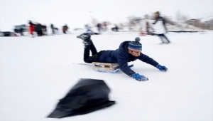 Kayseri'de çocukların poşet ve leğenle kayak keyfi