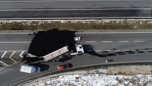 Kayseri'de devrilen kömür tozu yüklü tırın sürücüsü yaralandı