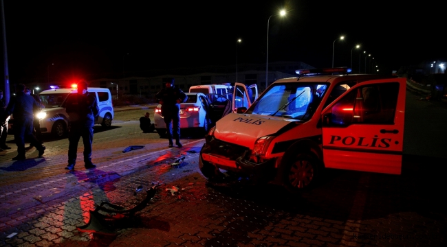 Kayseri'de "dur" ihtarına uymayan sürücü, otomobiliyle polis aracına çarpınca yakalandı