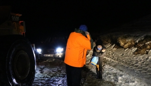 Kayseri'de karda mahsur kalan teyze-yeğen kurtarıldı