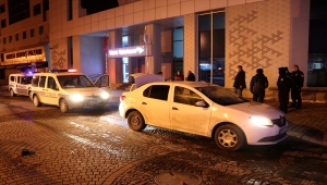 Kayseri'de otomobille polisten kaçmaya çalışan ehliyetsiz sürücü ile 3 kişi kovalamaca sonucu yakalandı
